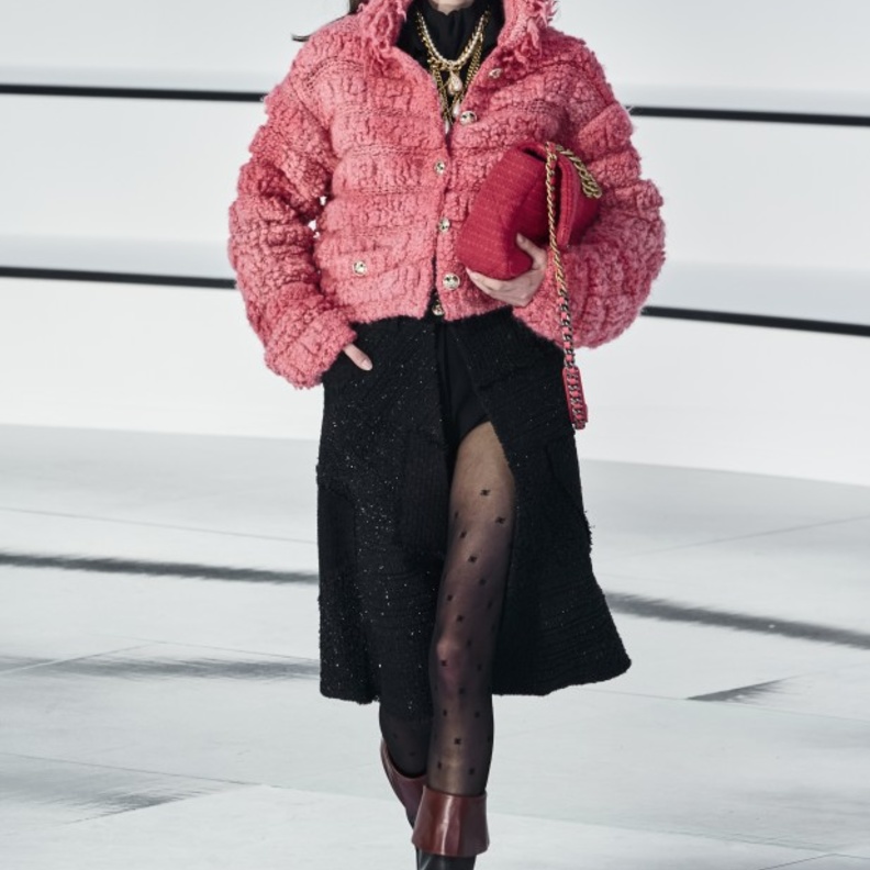 إعتمدت دار Alberta Ferretti تنسيق الجاكيت المنفوخ المصمم من الجلد الأحمر مع الكنزة والبنطلون الواسع