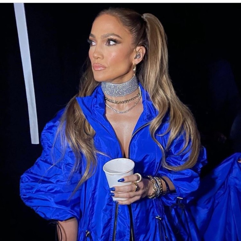 نسقت مع اللوك معطفا أزرق طويل وبقصة أوفر سايز