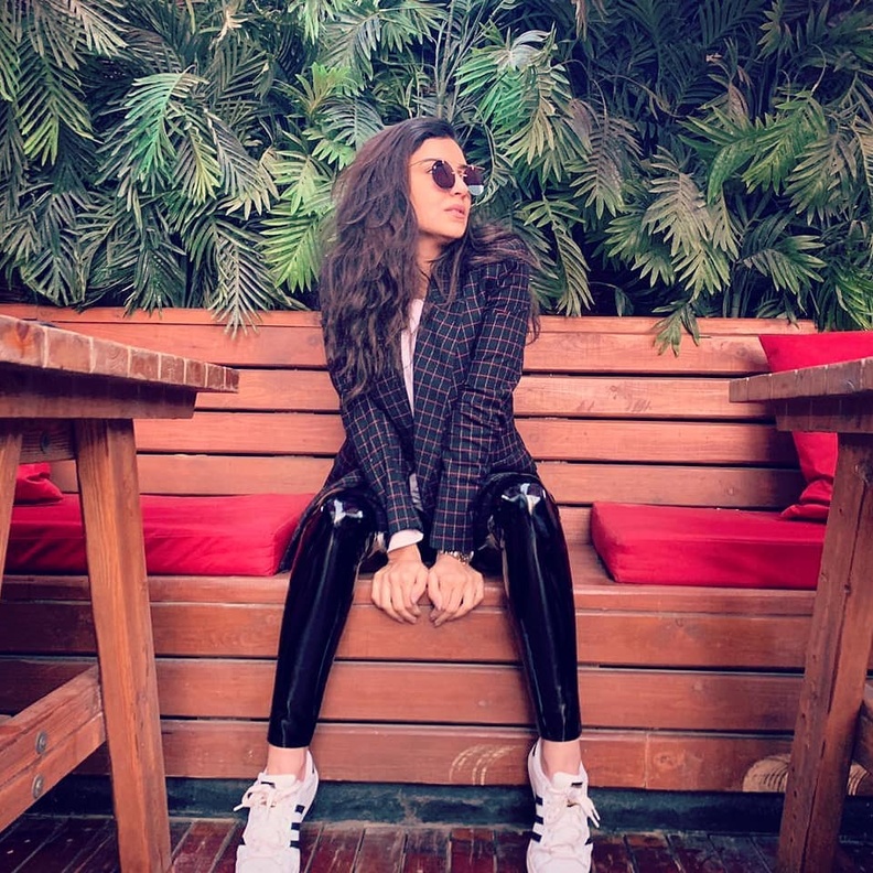 اعتمدت مي عمر بنطلون من الجلد العنابي مع بليزر اسود