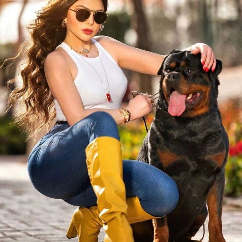 هيفا وهبي بقلادة طويلة