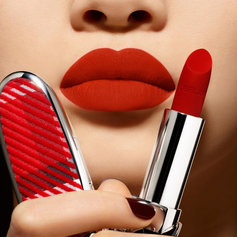 أحمر شفاه Rouge G Luxurious Velvet توقيع الجمال المثالي بأسلوب باريسي مميز من Guerlain