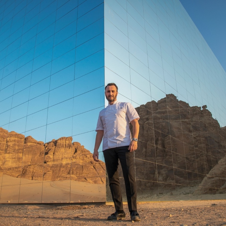 الشيف جيسون أثيرتون الحاصل على ثلاث نجوم ميشلان يفتتح مطعم "مرايا سوشل" في العُلا