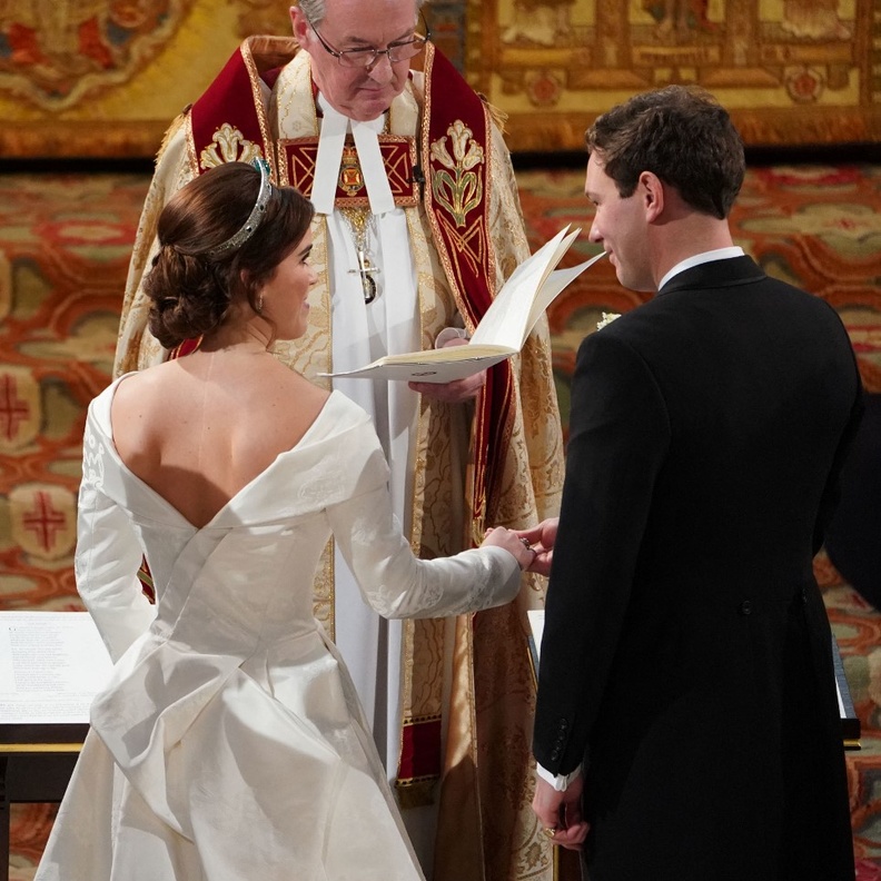 في عيد زواجها الثالث.. ما هي الرسالة الخفية التي حملها فستان زفاف الأميرة يوجين؟