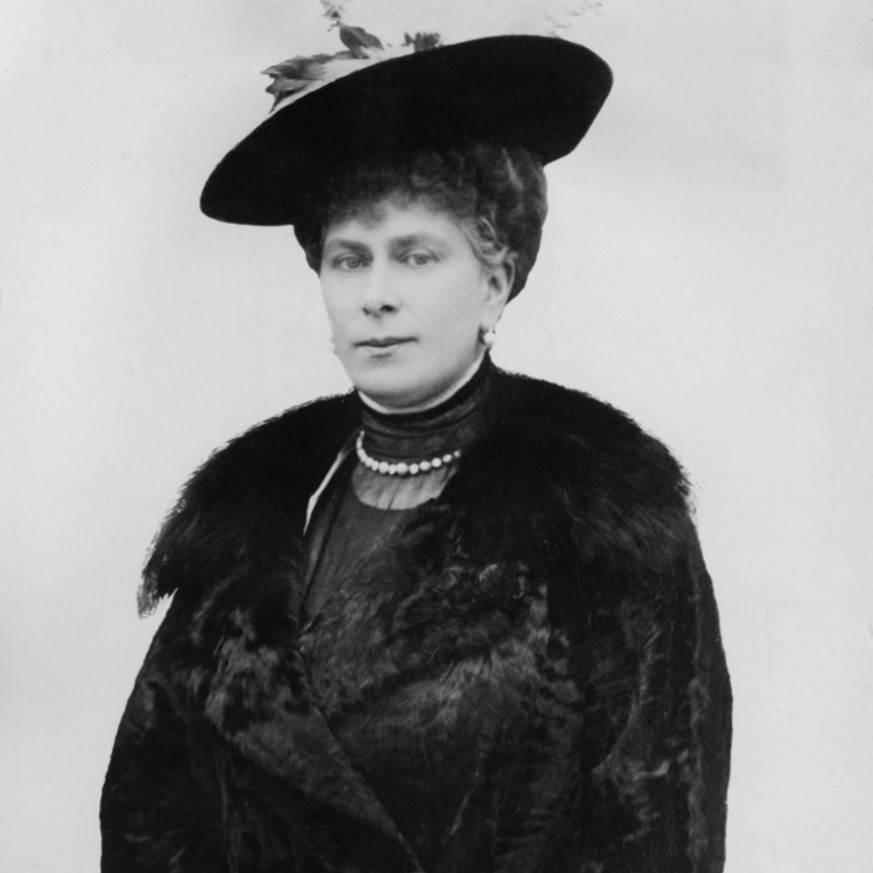 مجوهرات تزينت بها سيدات العائلة المالكة البريطانية من مجموعة الملكة ماري تك.. فمن الأجمل؟