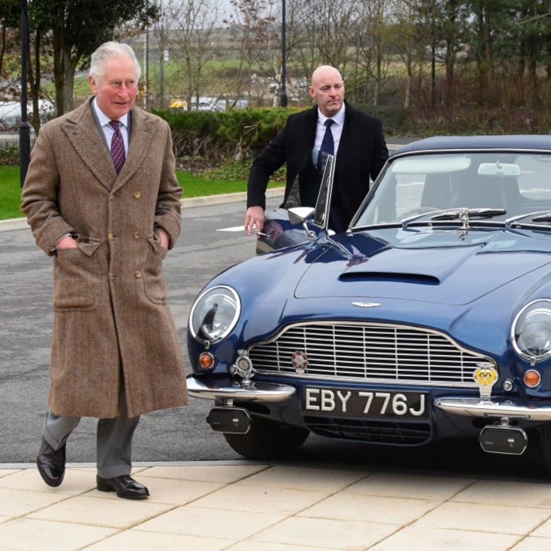 من البنزين إلى مخلفات الجبن.. الأمير تشارلز يحول وقود سيارته حفاظا على البيئة