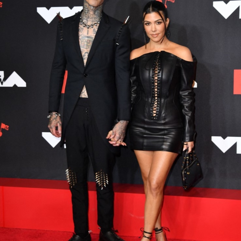 أبرز إطلالات كورتني كارداشيان الجريئة برفقة ترافيس باركر بعد خبر خطوبتها