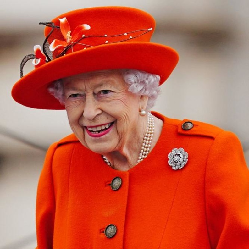 الملكة إليزابيث الثانية تتألق ببروش ماسي من علامة كارتييه Cartier