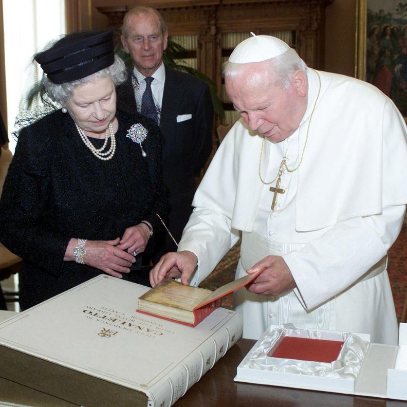 41 عاما على أول زيارة للملكة إليزابيث الثانية للفاتيكان 