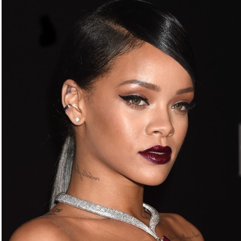 إطلالات مكياج جذابة للبشرة السمراء من وحي ريهانا