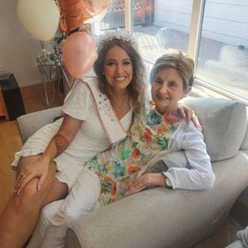 عروس تقرر إقامة زفافها بعد أيام قليلة من وفاة والدتها