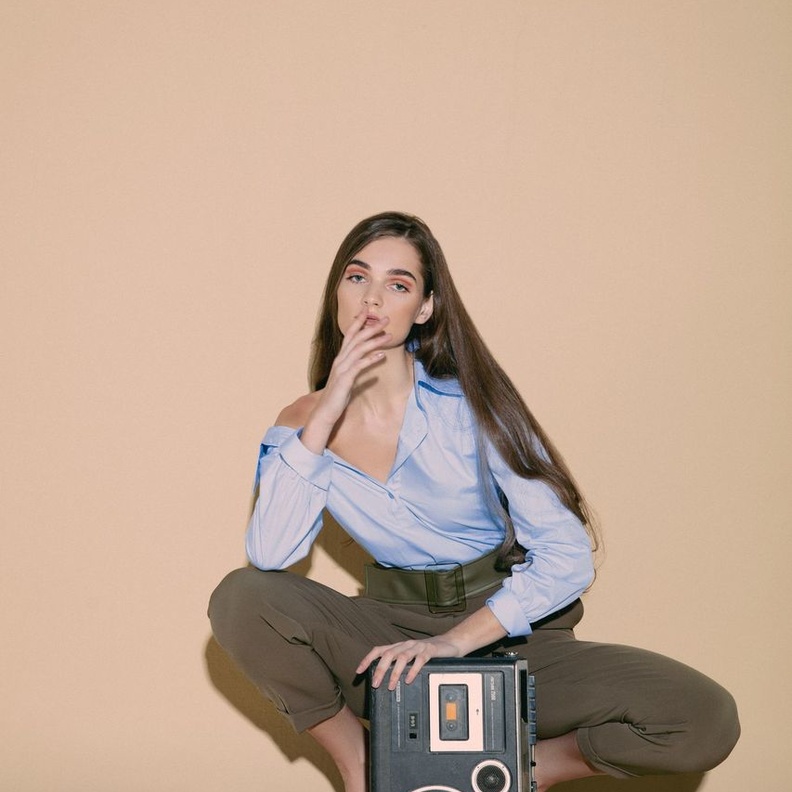 ليلي بلان تعيد موضة عصر السبعينيات في مجموعة الأزياء الجديدة