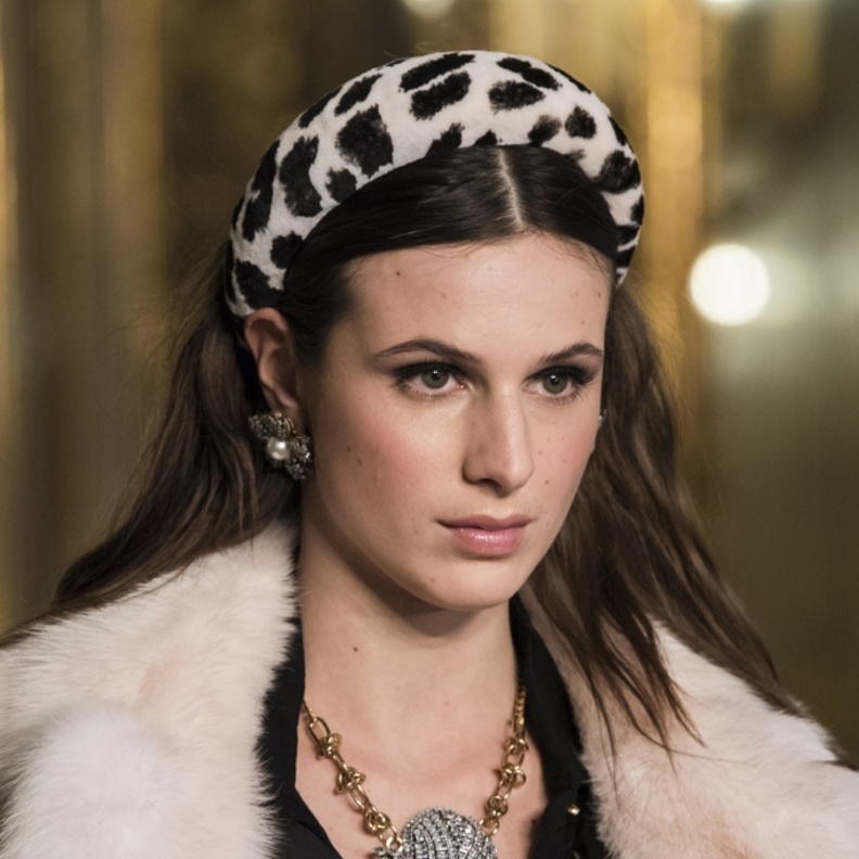 اكسسوارات شعر ناعمة مع الباند الفرو العريض من دار Braschi