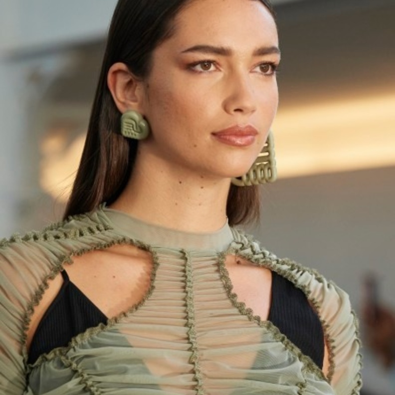  تسريحات شعر مبللة ومنسدلة من دار Ester Manas