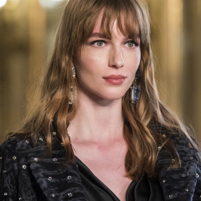 تسريحات شعر منسدلة مع الغرة الطويلة من Braschi