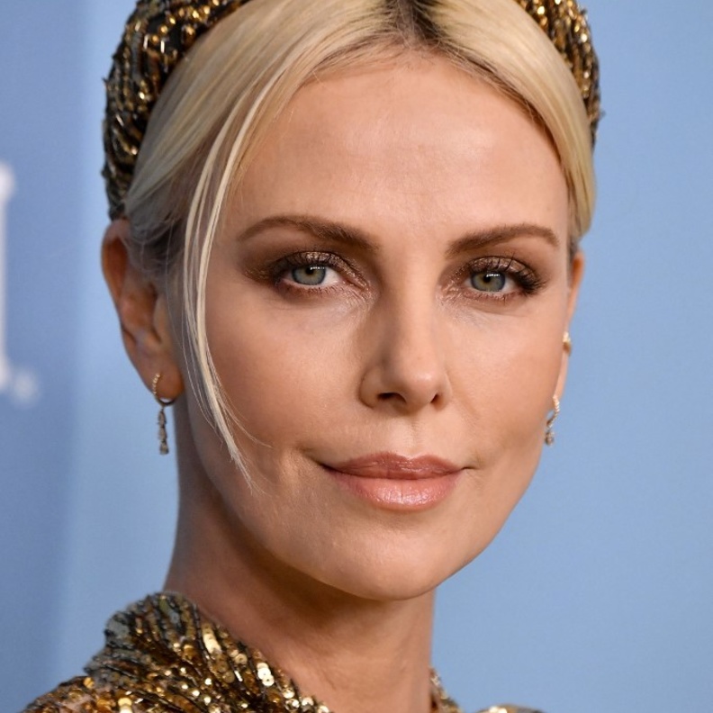 تسريحات عصرية للصبايا مع الباند مستوحاة من إطلالات تشارليز ثيرون