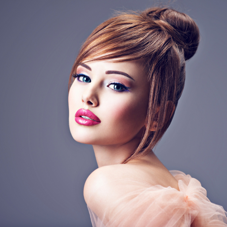 تسريحات شعر عصرية تناسب صاحبات الجبين العريض