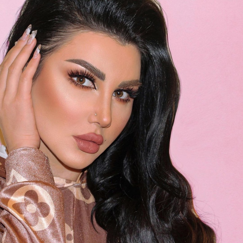  تسريحة شعر ويفي جانبية من وحي جيني اسبر