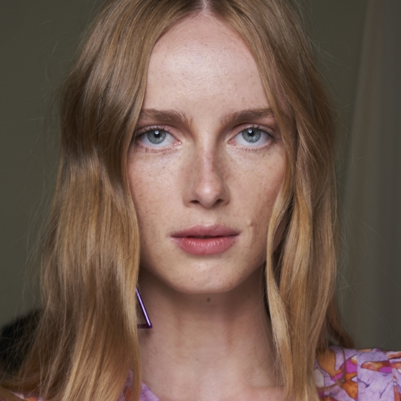 صبغات شعر بتدرجات اللون العسلي من دار Isabel Marant