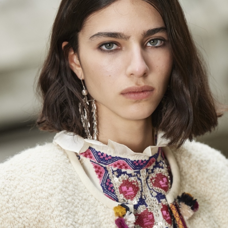 قصات شعر راقية ومستقيمة بأسلوب دار Isabel Marant