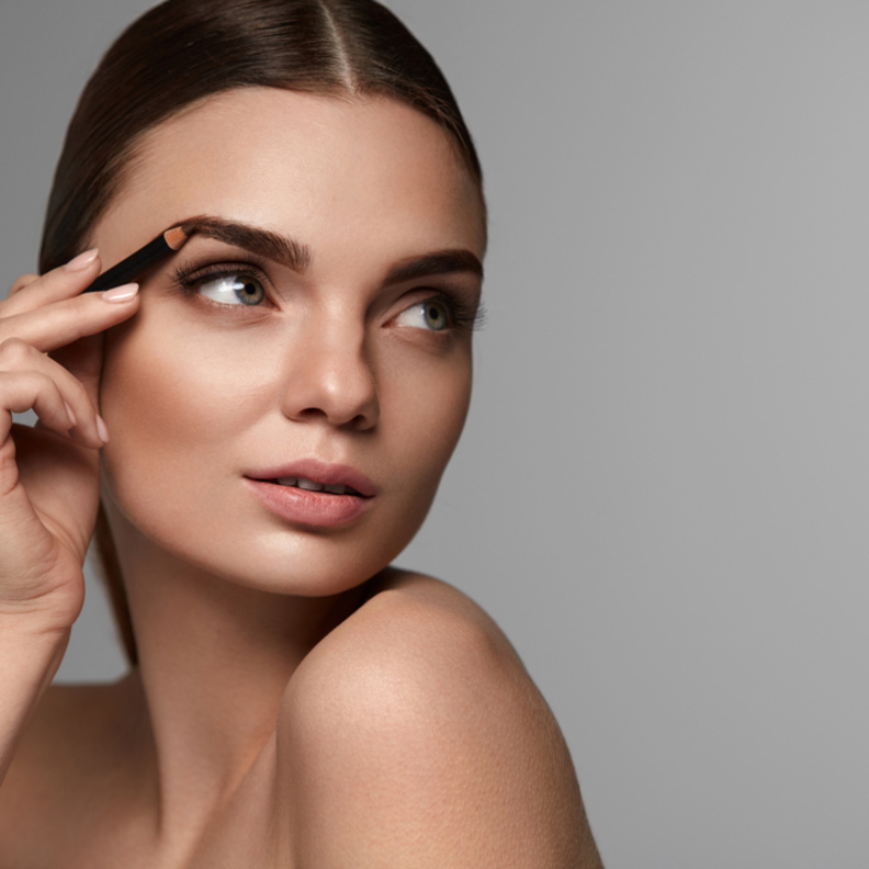 كيفية إعادة رسم الحواجب بعد تساقطها في شهر التوعية بسرطان الثدي