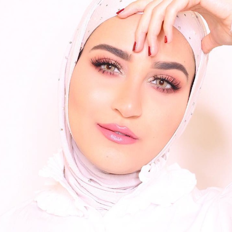 مكياج وردي ناعم للمحجبات للتوعية بسرطان الثدي