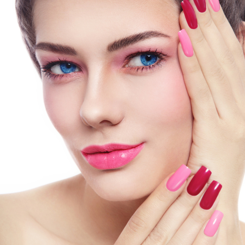 مكياج وردي ناعم لدعم مريضات سرطان الثدي