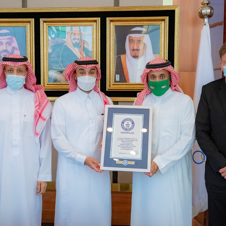 رقم قياسي سعودي جديد.. وزير الرياضة يتسلم شهادة غينيس لأكبر مجسم لسيارة فورمولا 1