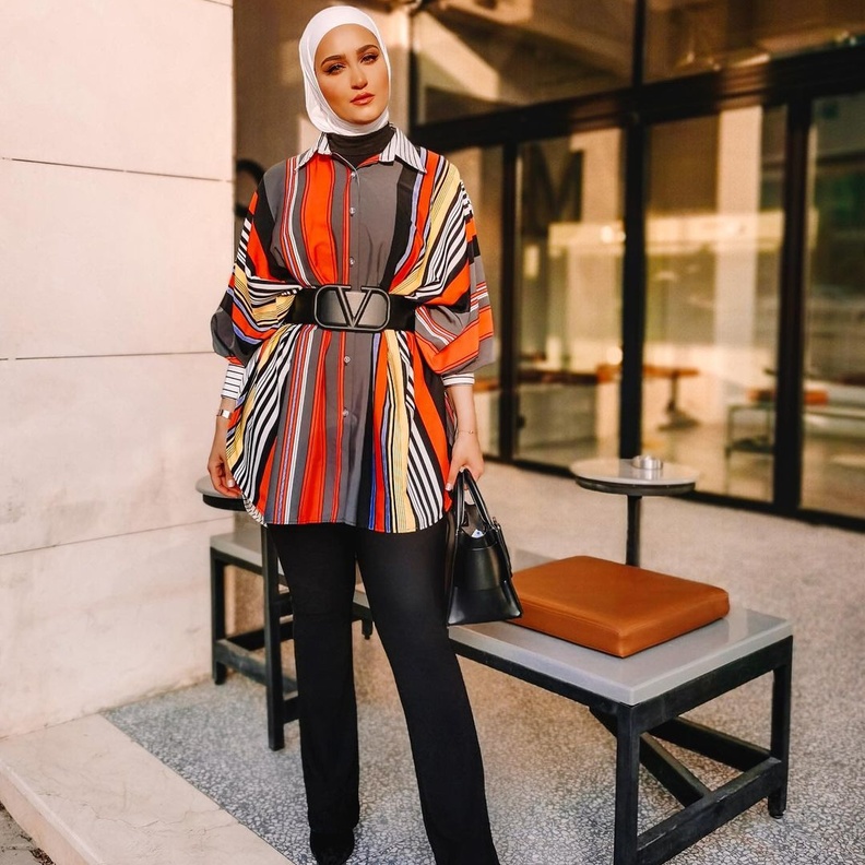 تنسيق القمصان الملونة للصبايا المحجبات من وحي دلال الدوب