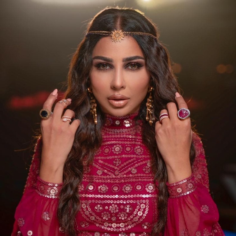 تسريحات شعر طويل مستوحاة من إطلالات نجمات الخليج