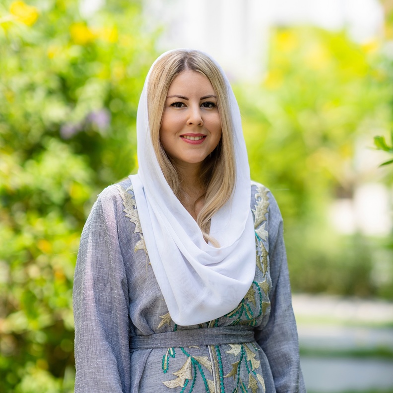 حوار مجلة "هي" مع مسؤولة المواهب وسفيرة مجموعة شلهوب آية يماني