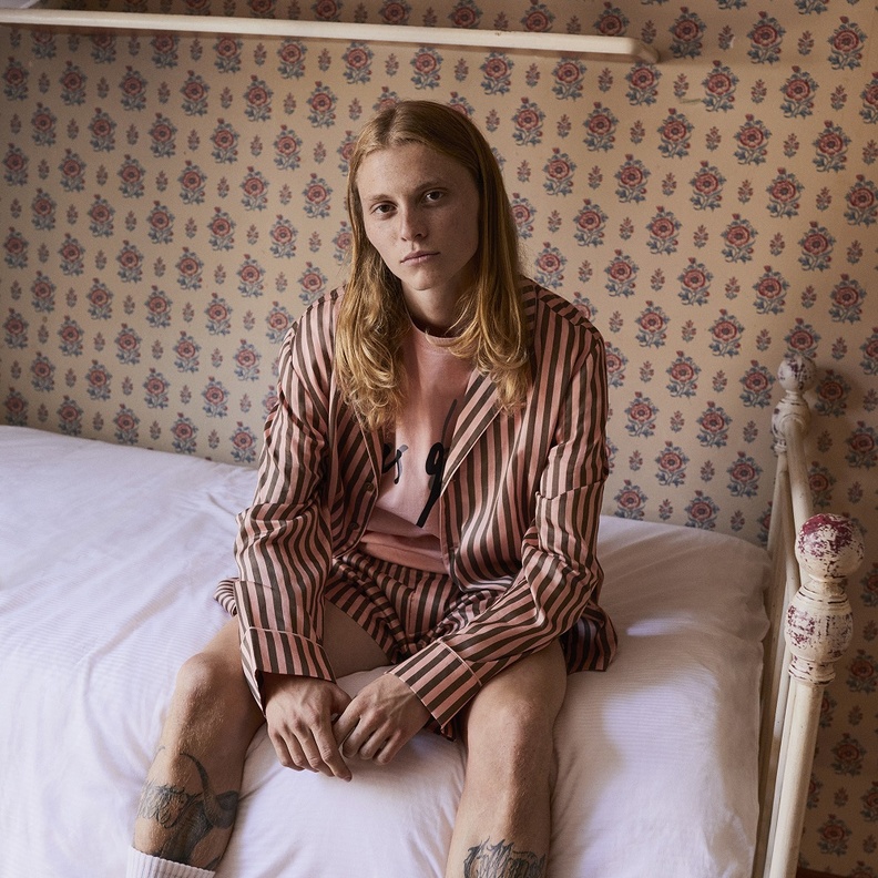 Yoox تقدّم مجموعة الكبسولة الجديدة YOOX بالتعاون مع Les Girls Les Boys