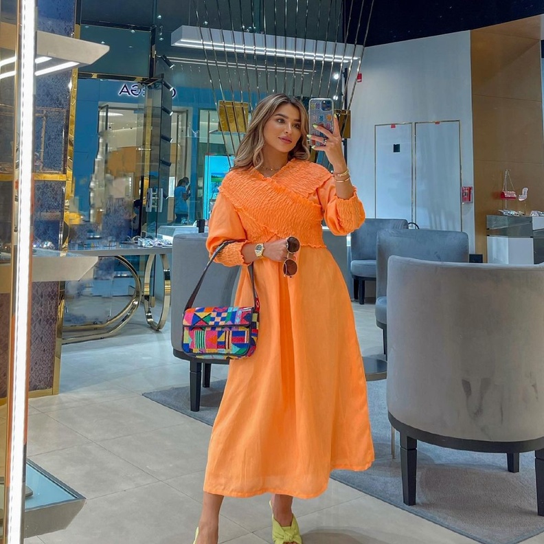 تنسيق جذاب بين الوشاح والفستان باللون الفوشيا