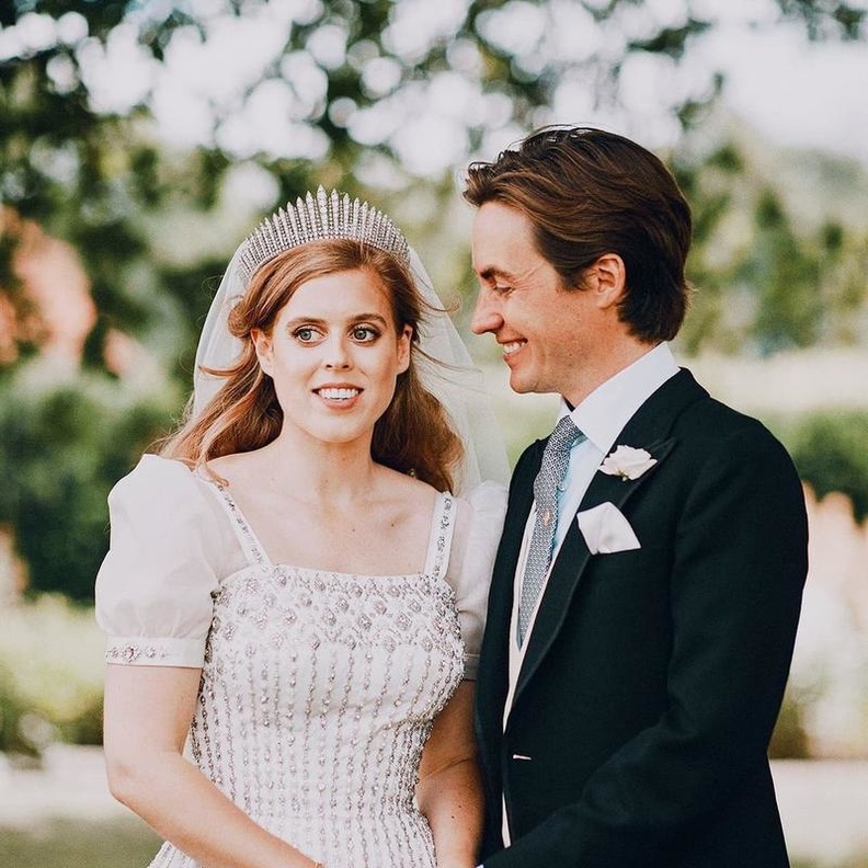 الأميرة بياتريس تتألق بتاج جدتها Mary's Fringe Tiara في حفل عٌرسها