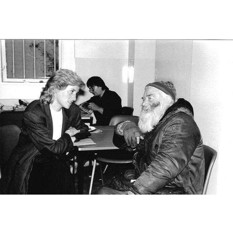 بعد زيارته لمؤسسة خيرية للمشردين.. الأمير ويليام ينشر صورة مؤثرة لوالدته الراحلة 