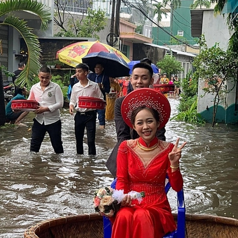 عروسان يضطران للتنقل بقارب سلة للوصول لزفافهما بسبب الفيضانات