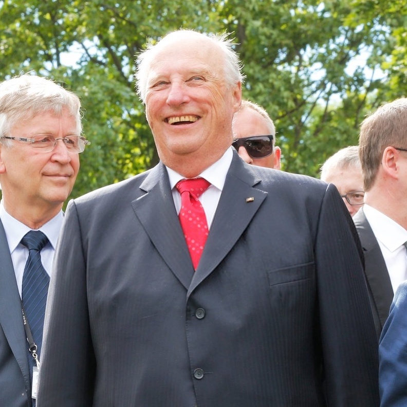 في عمر الـ 83 عاما.. هارلد الخامس ملك النرويج يحصل على أول تليفون محمول في حياته