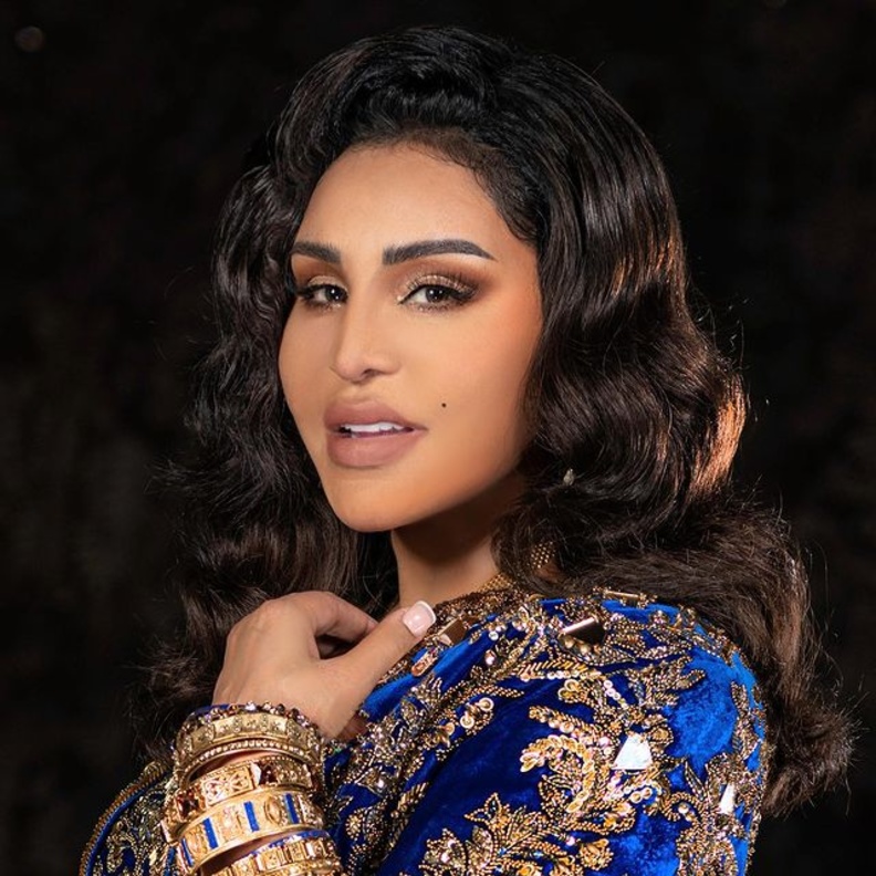 أحدث تسريحات شعر ومكياج النجمات هذا الأسبوع من بدت الأجمل 2021