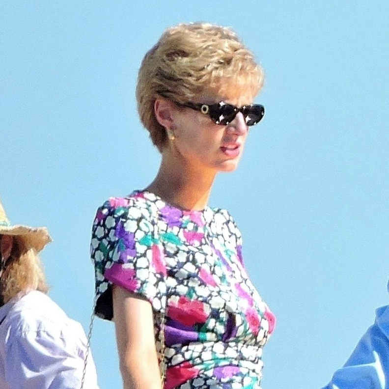 تعرف على الشبه الكبير بين إليزابيث ديبيكي والأميرة ديانا في The crown