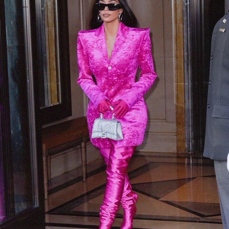 اطلالة كيم كاردشيان خلال ظهورها في حلقة من Saturday Night Live