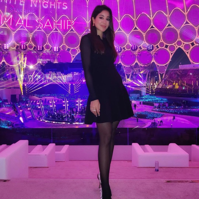 صور إطلالات أسيل عمران أكثر أناقة بالتصاميم السوداء