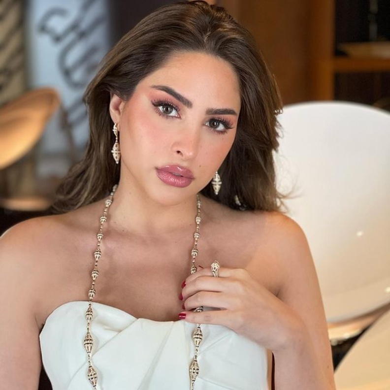 خطوات تطبيق مكياج وردي ناعم في شهر التوعية بسرطان الثدي مستوحى من فوز الفهد