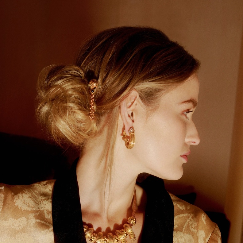 تسريحات شعر راقية مع الكعكة لإطلالات خريف 2021