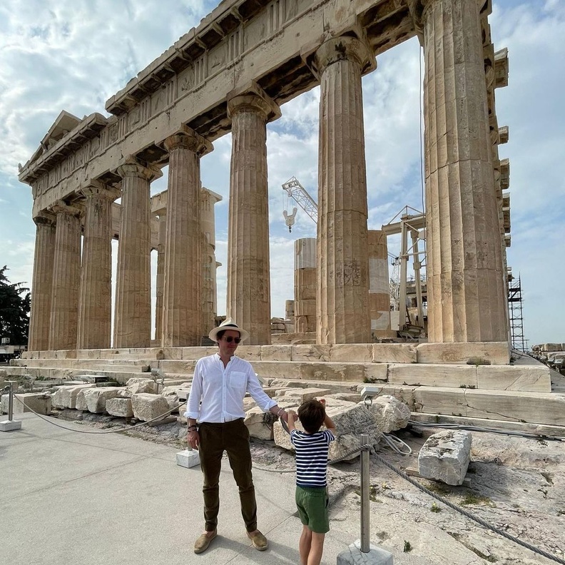 زوج الأميرة بياتريس يشارك صورًا عائلية نادرة من رحلته مع زوجته باليونان