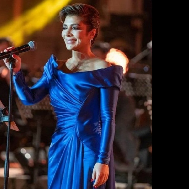 أصالة نصري تختار الأزرق بأول إطلالة لها بعد الزواج في حفلها بالإمارات.. 2021