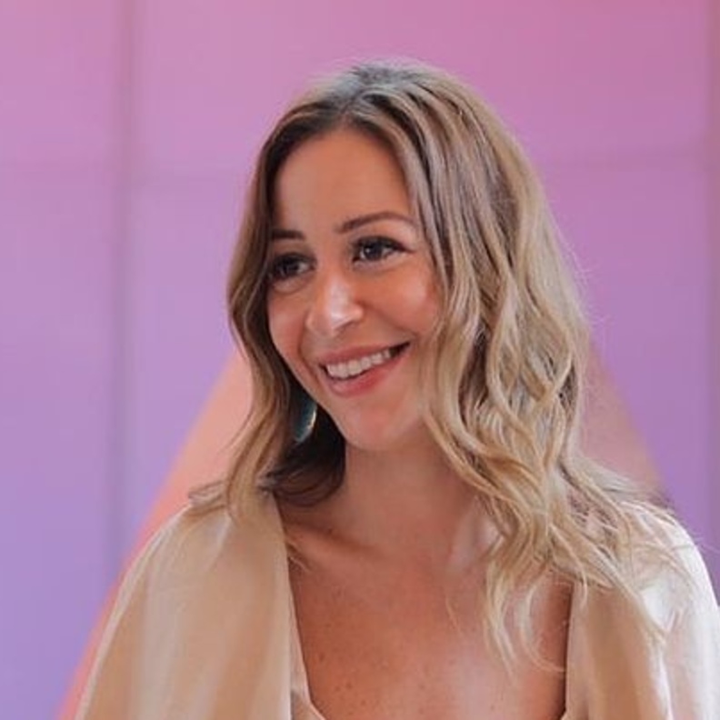 منة شلبي بإطلالة مشرقة بـ نيو لوك الشعر الأشقر