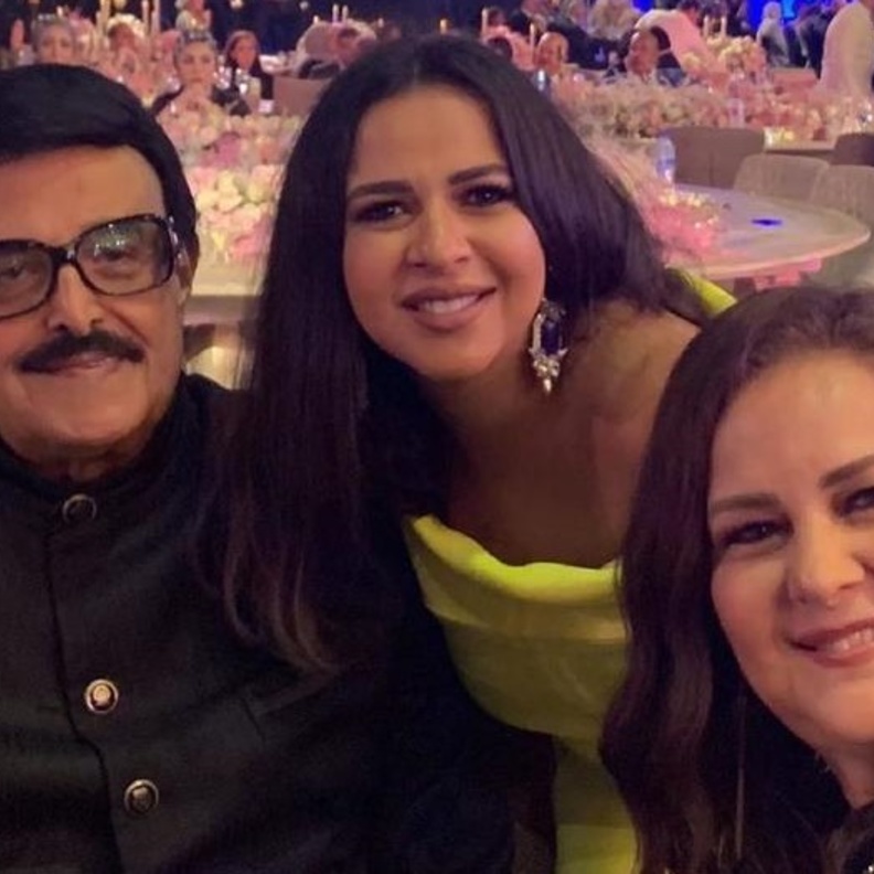 إيمي سمير غانم مع والديها