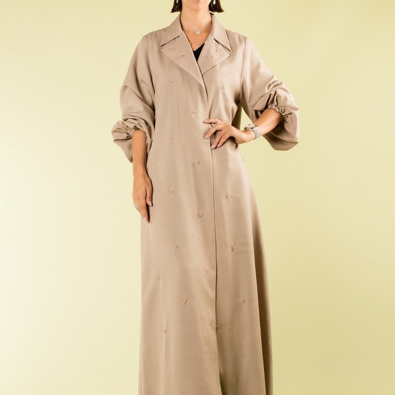 تصميم فاخر وراقي مع لمسات الشكّ البراق بعباية من AS Fashion House