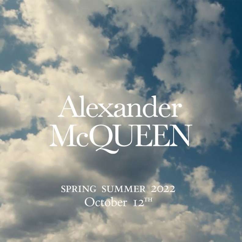 بث مباشر لعرض أزياء Alexander McQueen لربيع صيف 2022