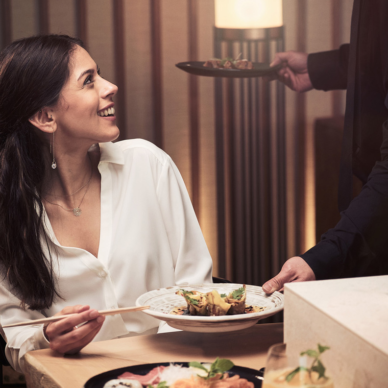 ري آسيا يرحب بضيوفه من جديد مع لاونج سوشي راقٍ ومتفرد