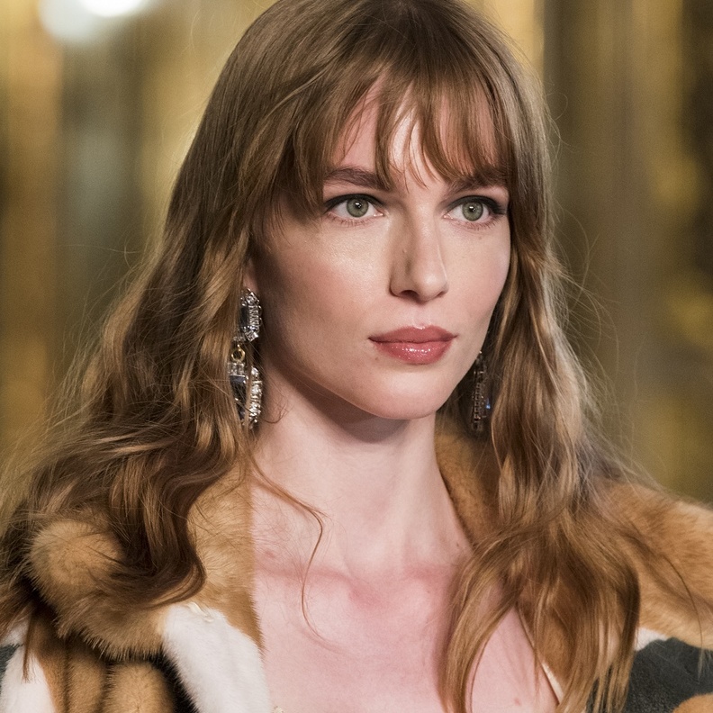 إطلالة شعرك عصرية وأنيقة مع الغرة القصيرة